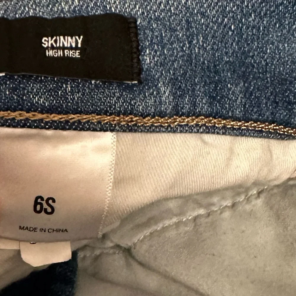 High Waisted Crossover Waistband
Ripped Skinny Jeans - Picture 6 of 6